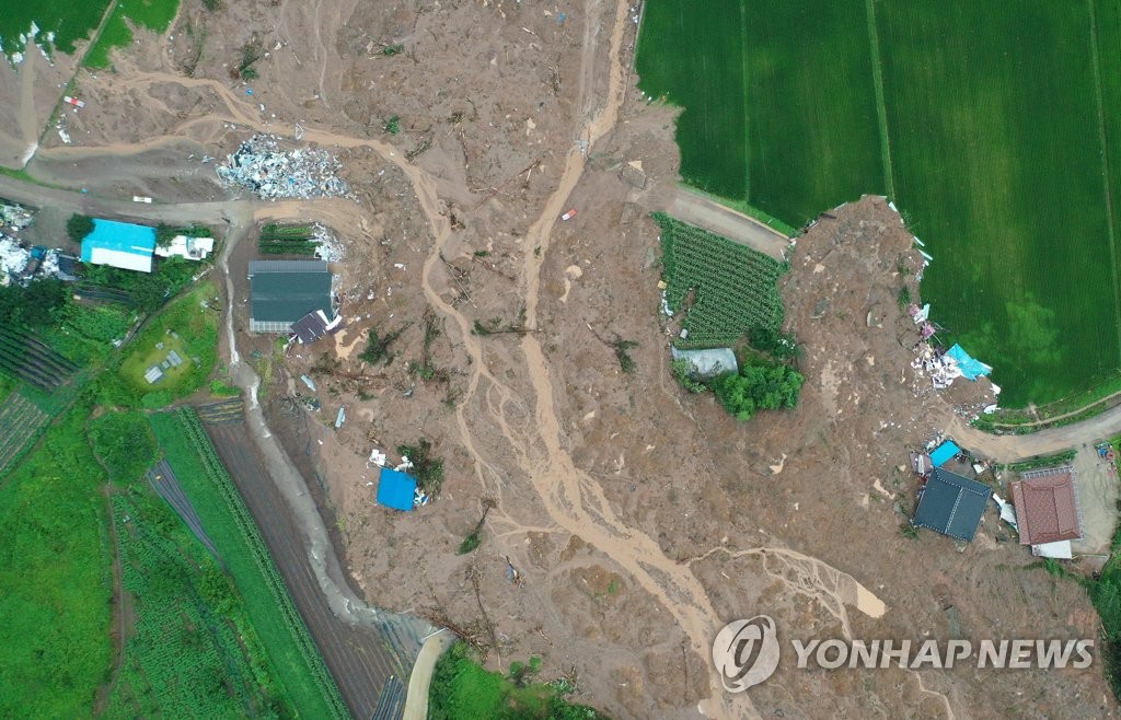 덮친 토사 위로 물길까지