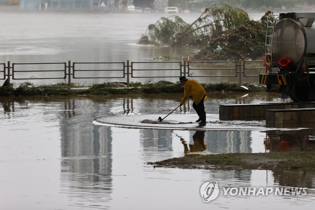 물에 잠긴 잠수교 복구 작업