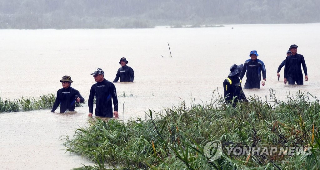 의암호 선박 전복 사고 발생 나흘째인 지난 9일 강원 춘천시 서면 인근 북한강에서 구조대원들이 실종자 수색에 나서고 있다. [연합뉴스 자료사진]