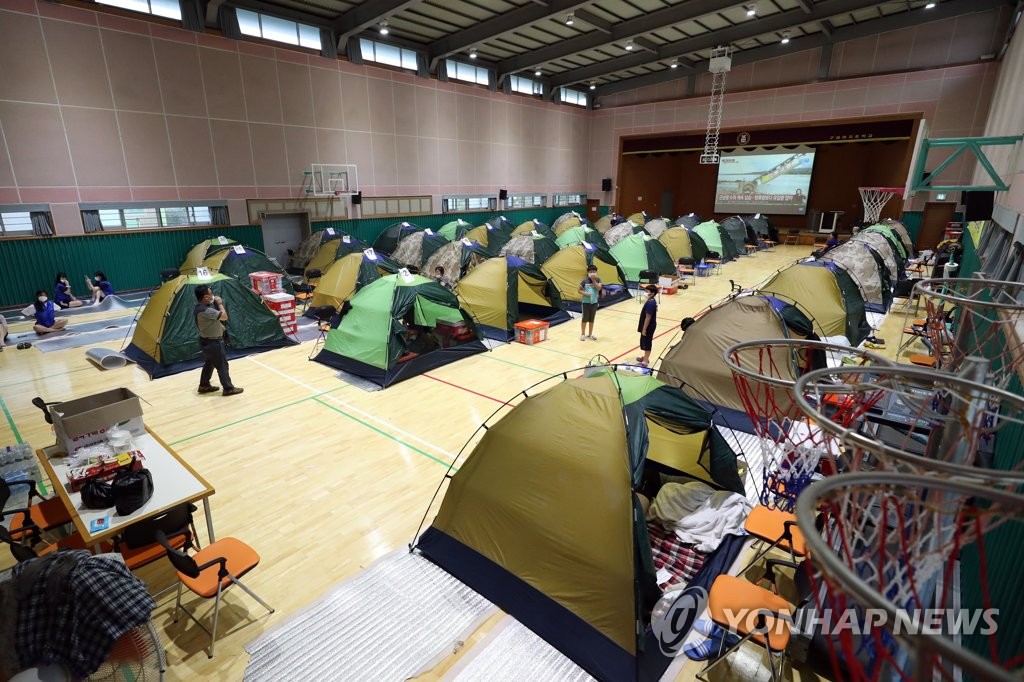 中学の講堂が避難所に 中学の講堂が避難所に