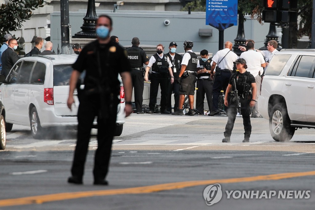 백악관 인근 도로에서 경계 중인 미국 경찰