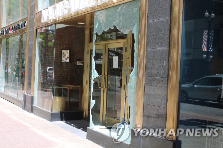 미국 시카고 도심 폭동·약탈로 깨진 상점 유리창