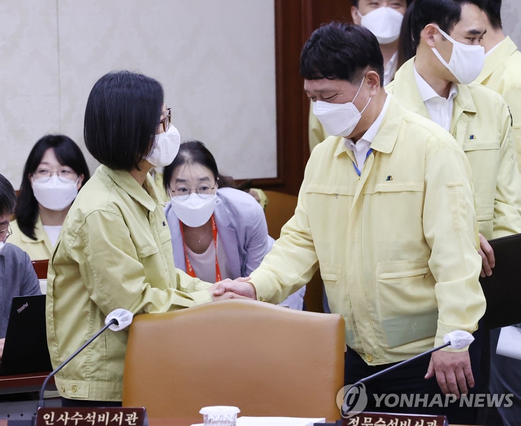 인사 나누는 정무수석-시민사회수석