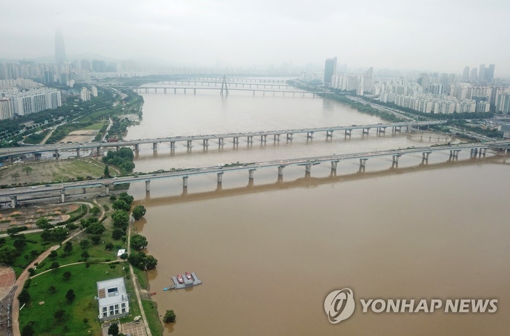 흙빛으로 변한 한강