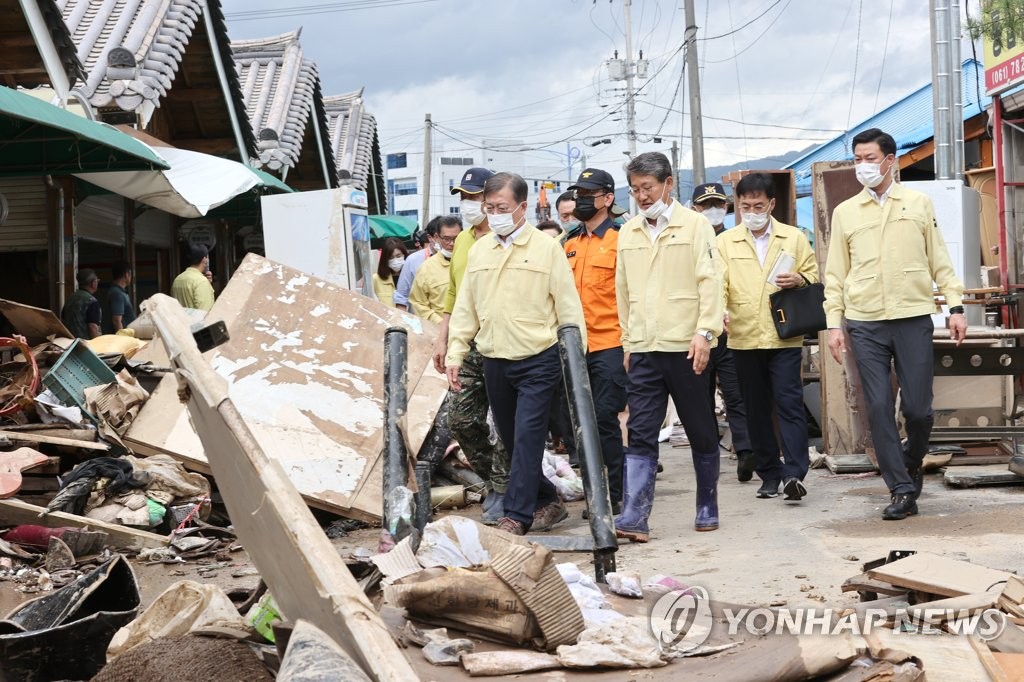 Moon inspecciona un área afectada por las inundaciones Moon inspecciona un área afectada por las inundaciones