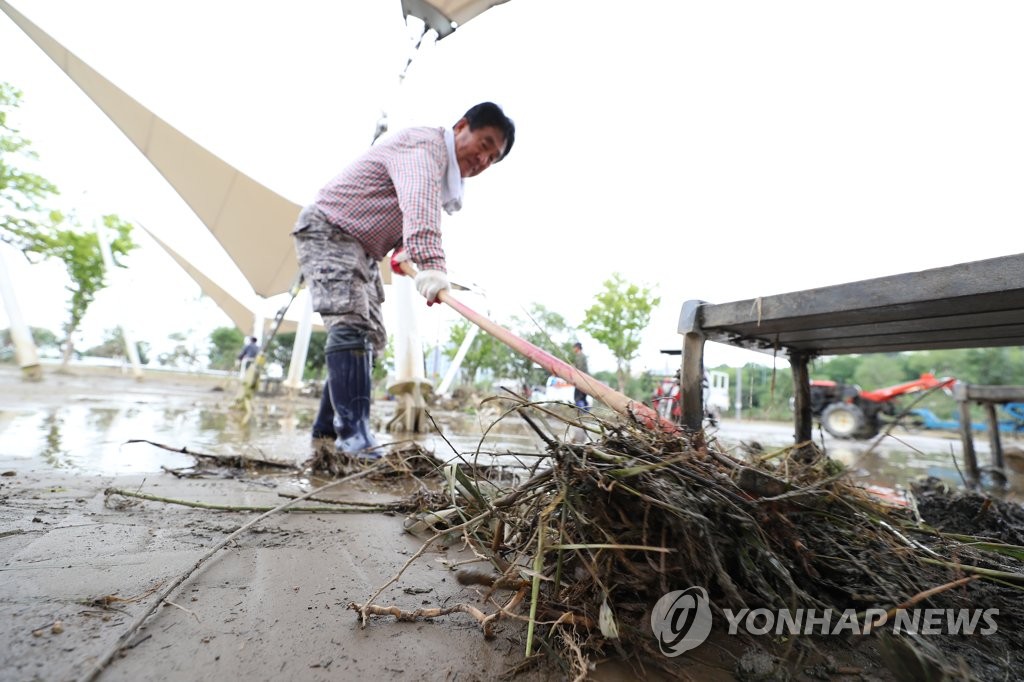 복구 작업 한창인 한강공원