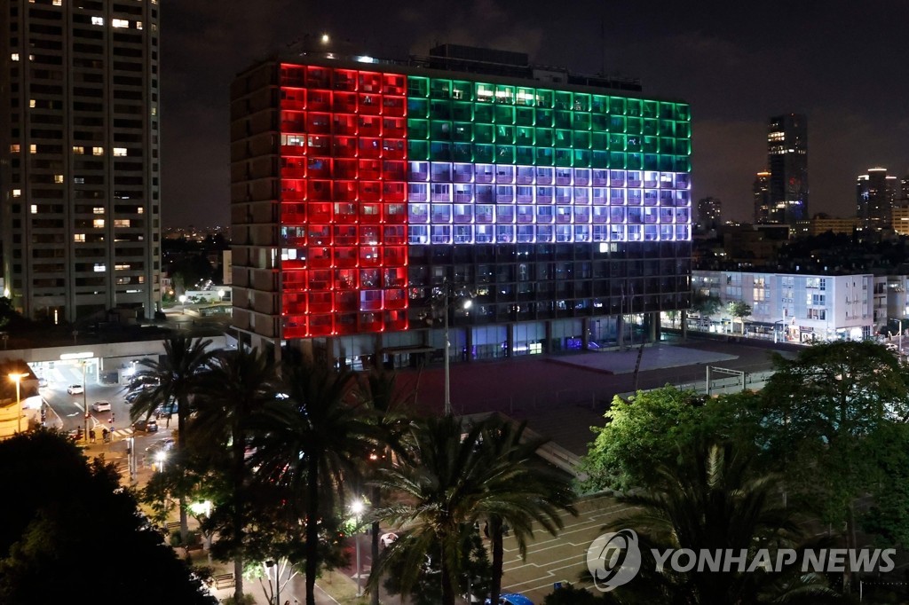 아랍에비리트(UAE) 국기 색깔을 비춘 이스라엘 텔아비브 시청사