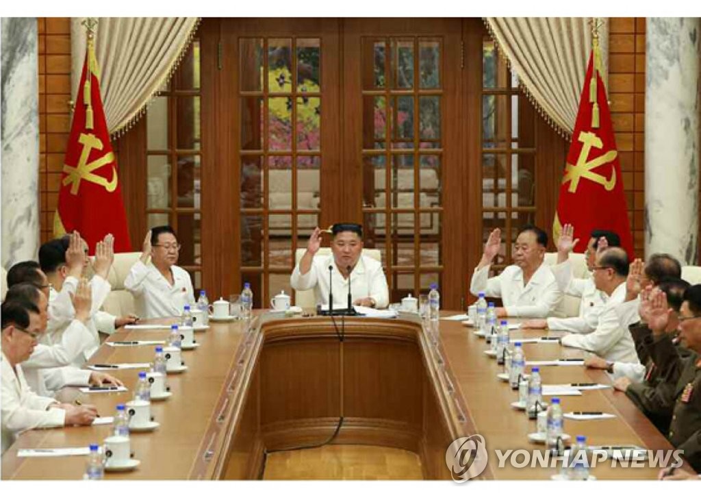 زعيم كوريا الشمالية يترأس اجتماع المكتب السياسي لمناقشة الاستعداد للإعصار وجهود مكافحة الفيروس - 1