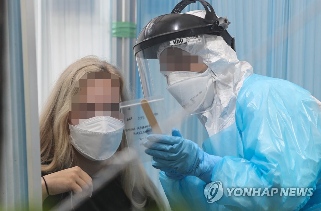 A visitor receives a new coronavirus test at a makeshift clinic located in Daejeon, 164 kilometers south of Seoul, on Aug. 26, 2020. (Yonhap)