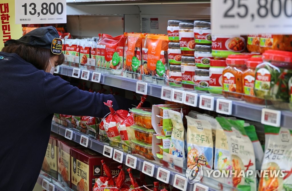 Kimchi products are displayed at a supermarket in Seoul, in this file photo taken on Sept. 1, 2020. (Yonhap)