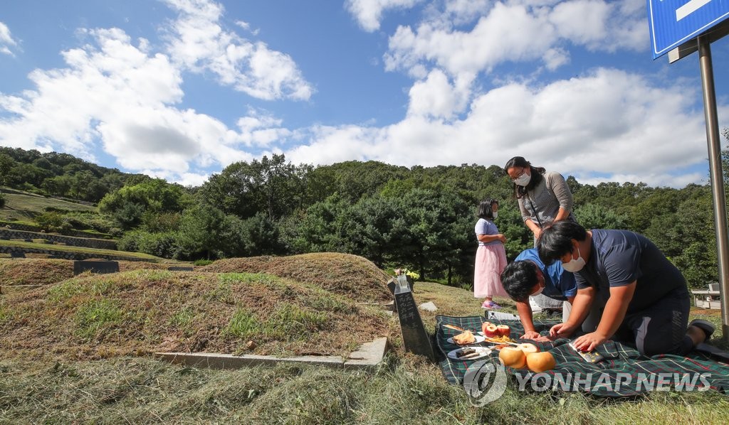 A family carries out the traditional ritual of charye, paying thanks to ancestors, ahead of the Chuseok holiday on Sept. 13, 2020, in Paju, Gyeonggi Province. (Yonhap)