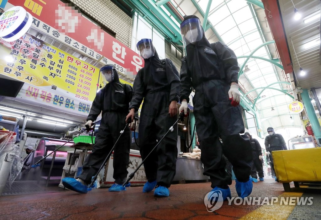 Health workers disinfect a traditional market in Incheon, west of Seoul, ahead of the upcoming Chuseok holiday on Sept. 15, 2020. (Yonhap)