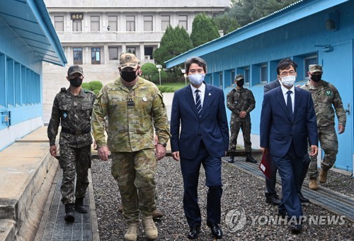 군사분계선 둘러보는 이인영 장관