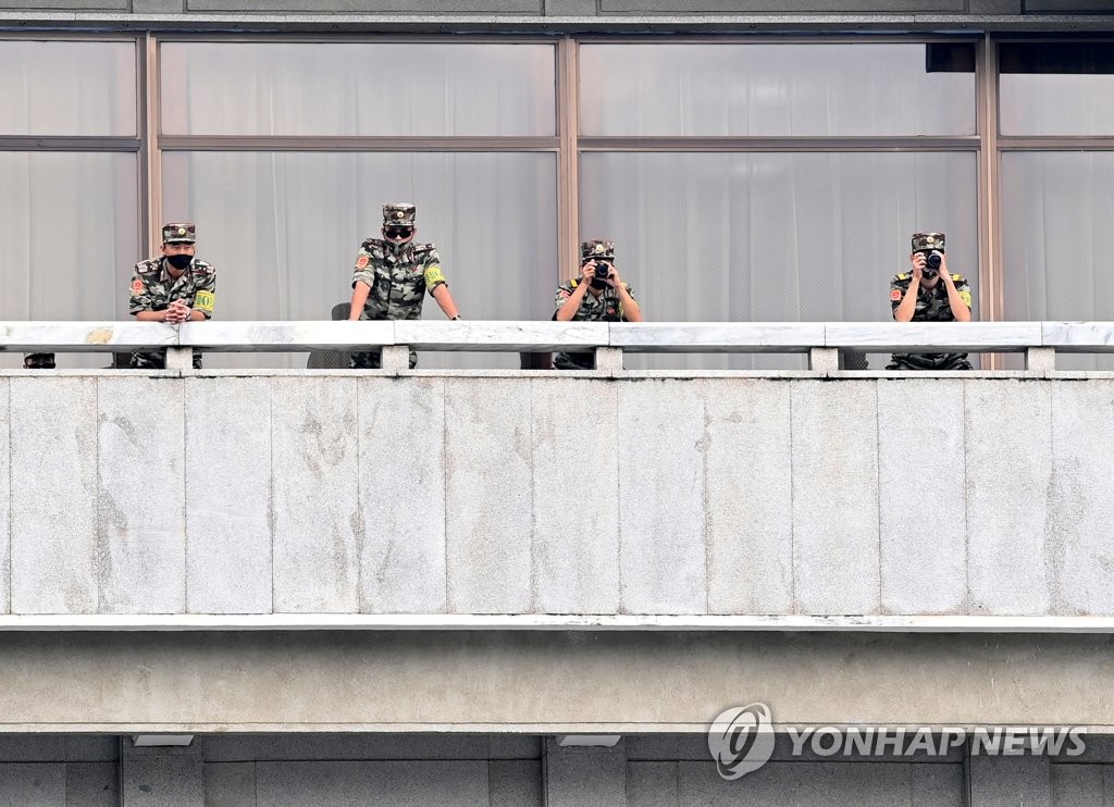 판문각의 북한 병사들