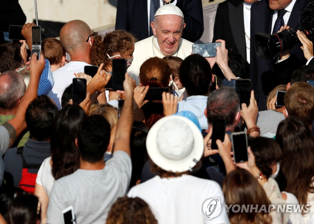 신자들과 인사 나누는 프란치스코 교황