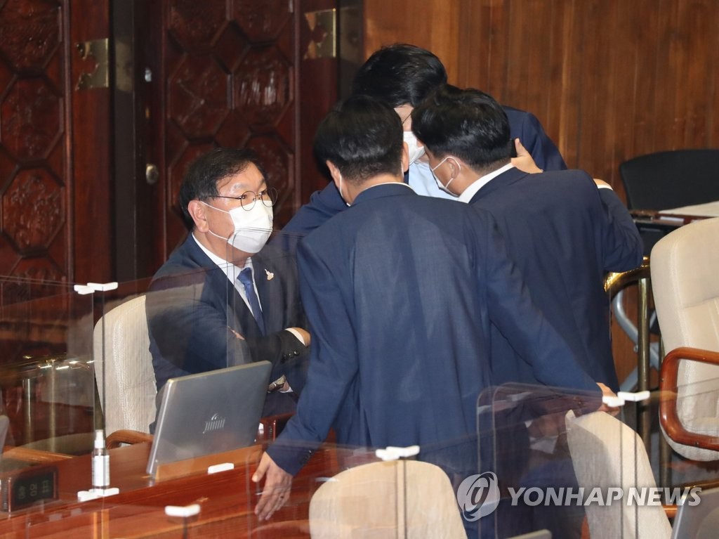 의원들과 이야기하는 김태년 원내대표