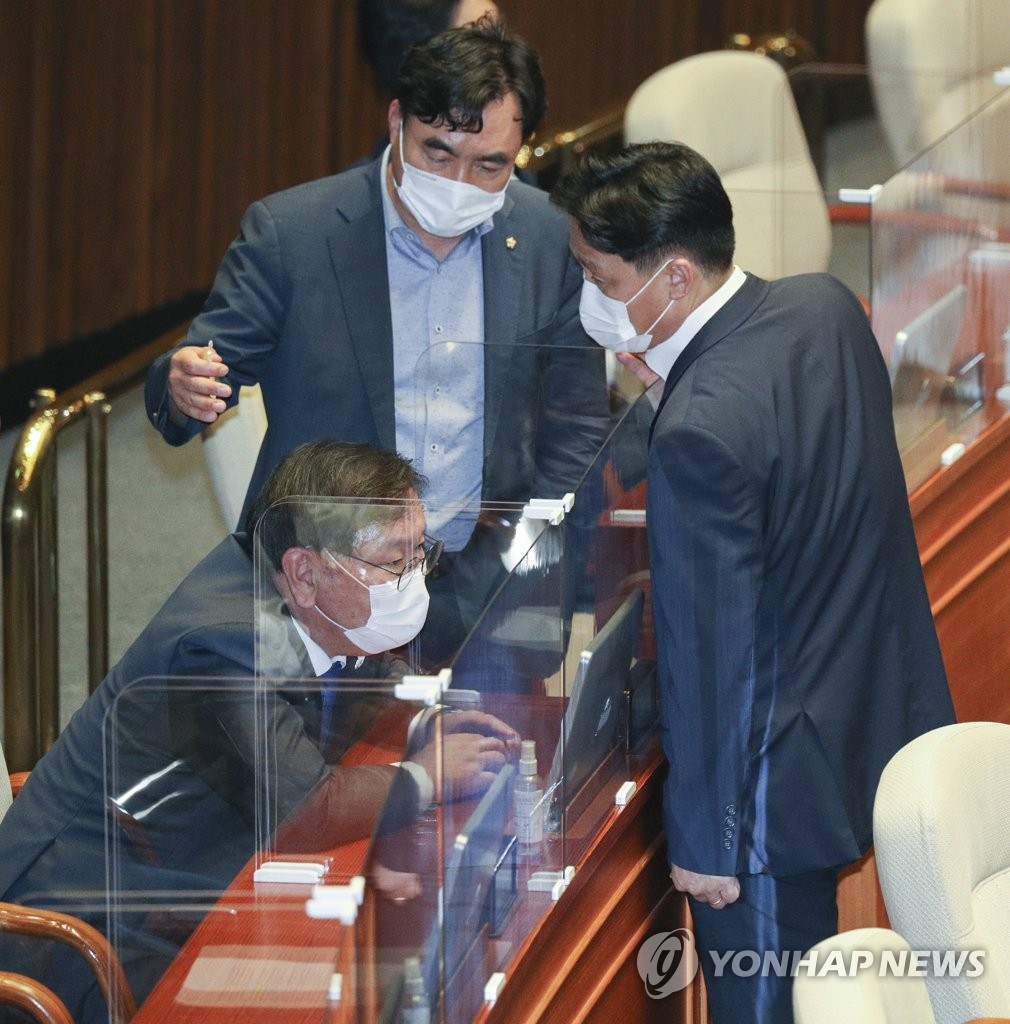 의원들과 대화하는 김태년 원내대표