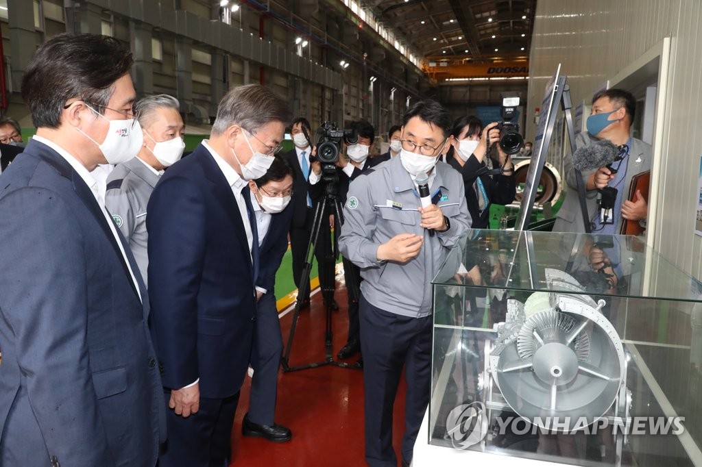 President Moon Jae-in (3rd from L) is briefed on a gas turbine component during a tour of Doosan Heavy Industries & Construction Co. at the National Industrial Complex in Changwon, South Gyeongsang Province, 300 kilometers south of Seoul, on Sept. 17, 2020. (Yonhap)