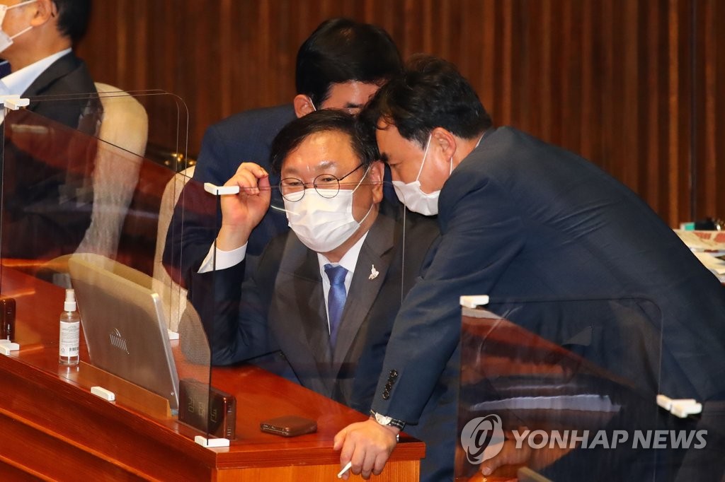 윤관석 의원과 대화하는 김태년 원내대표