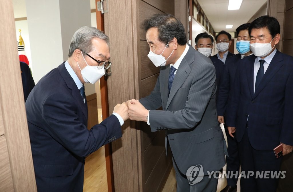 김태영 한국교회총연합회 대표회장과 주먹인사하는 이낙연