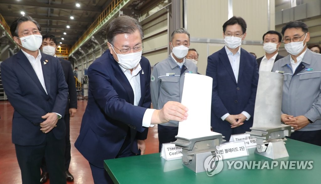 세라믹코딩 블레이드 살펴보는 문 대통령