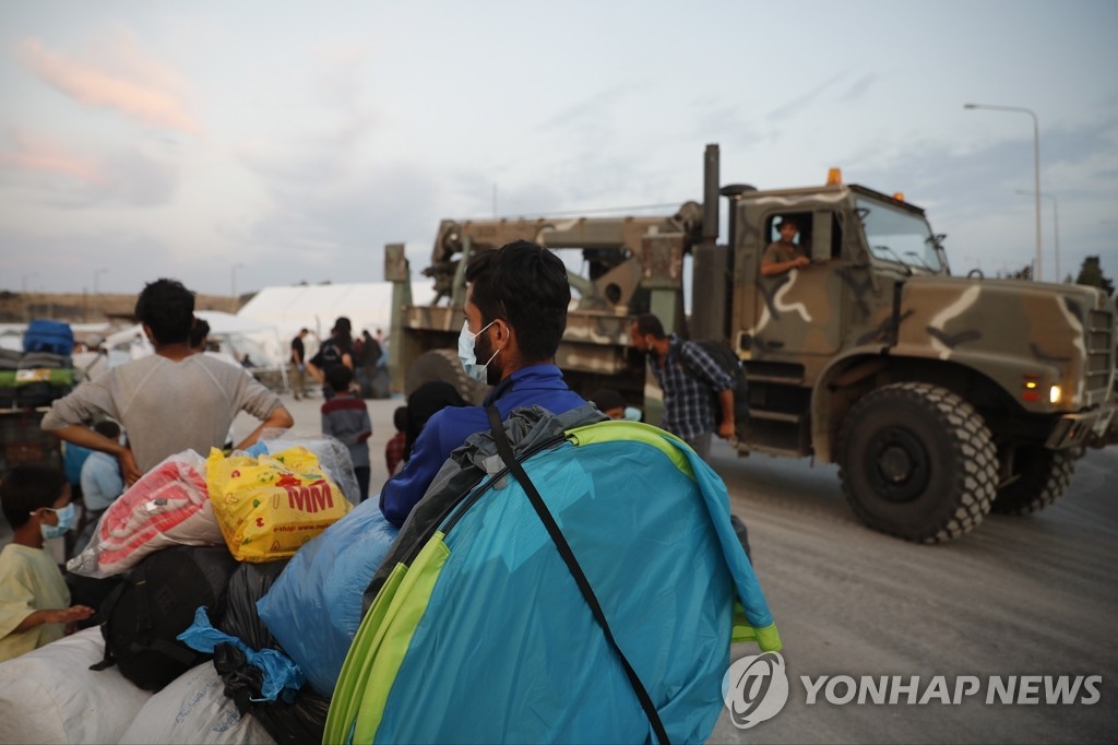 새 거처 입주 기다리는 그리스 난민캠프 체류자들