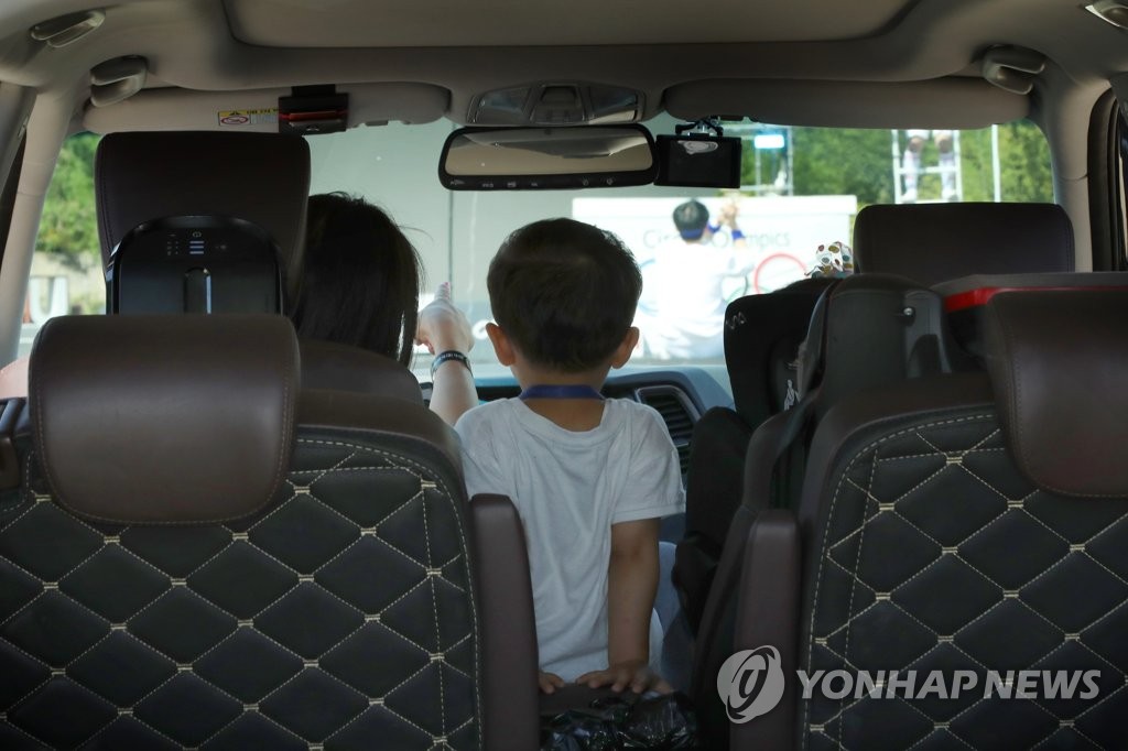 차 안에서 즐기는 서커스