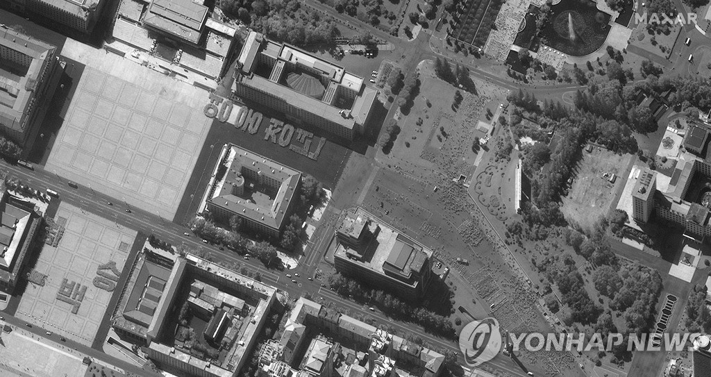 위성사진에 포착된 김일성광장의 열병식 리허설