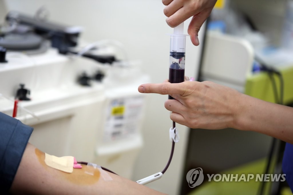 ′헌혈에 동참해주세요′…코로나19 장기화 여파로 혈액 보유량 급감