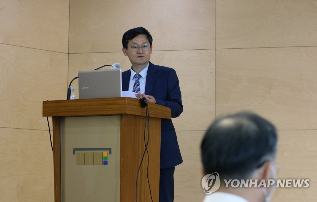 개회사 하는 김계홍 한국법제연구원장