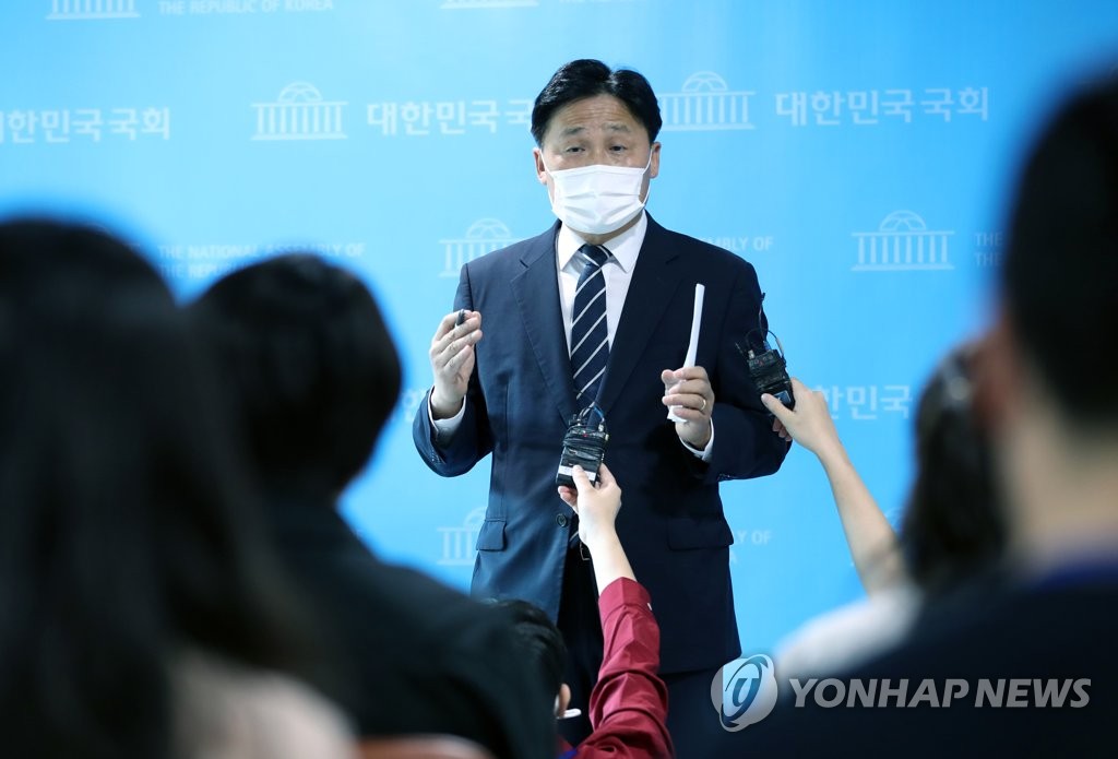 대북규탄결의안 채택 관련 답변하는 민주당 김영진