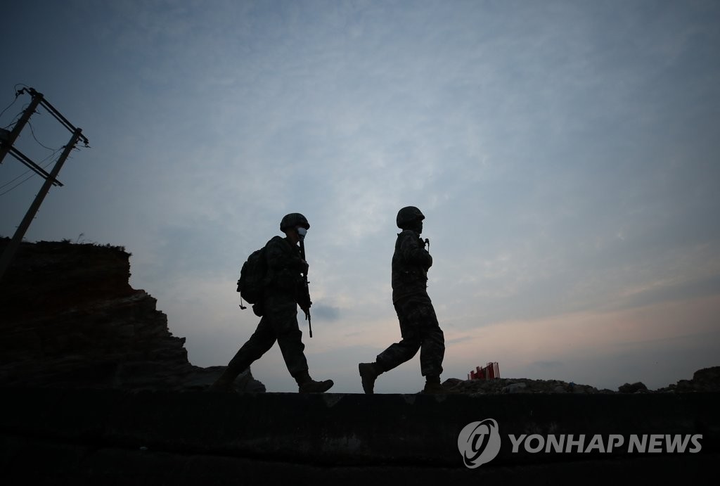 '경계에는 명절도, 연휴도 없다'…해안 순찰하는 해병대원들