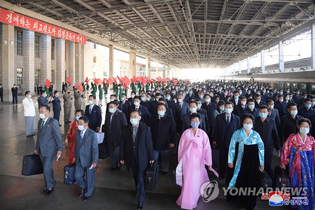 평양 도착한 북한 조선노동당 창건 75주년 기념식 대표들