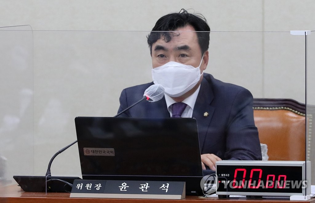 발언하는 윤관석 정무위원장