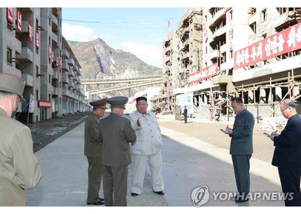 El líder norcoreano visita una región minera que se encuentra en recuperación de los daños del tifón