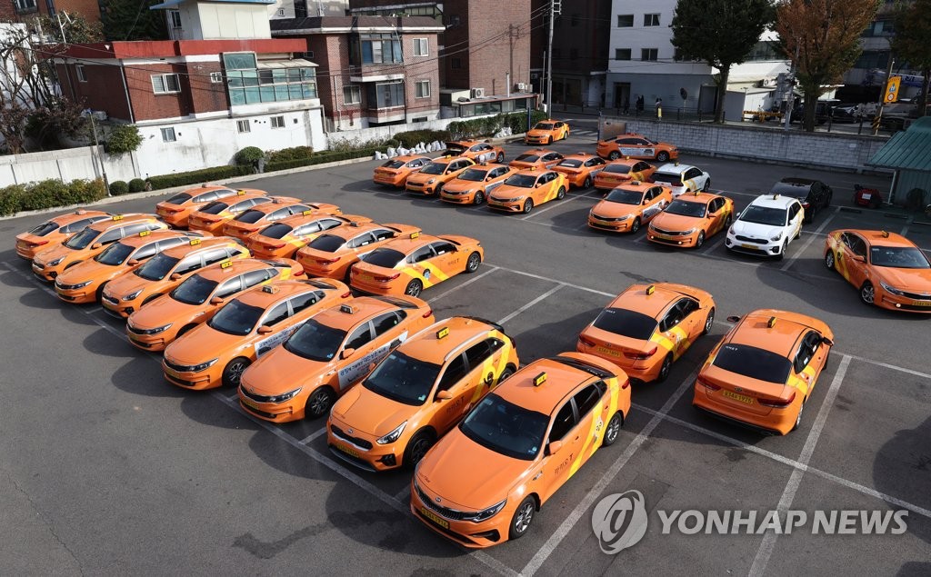 차고지에 늘어선 택시