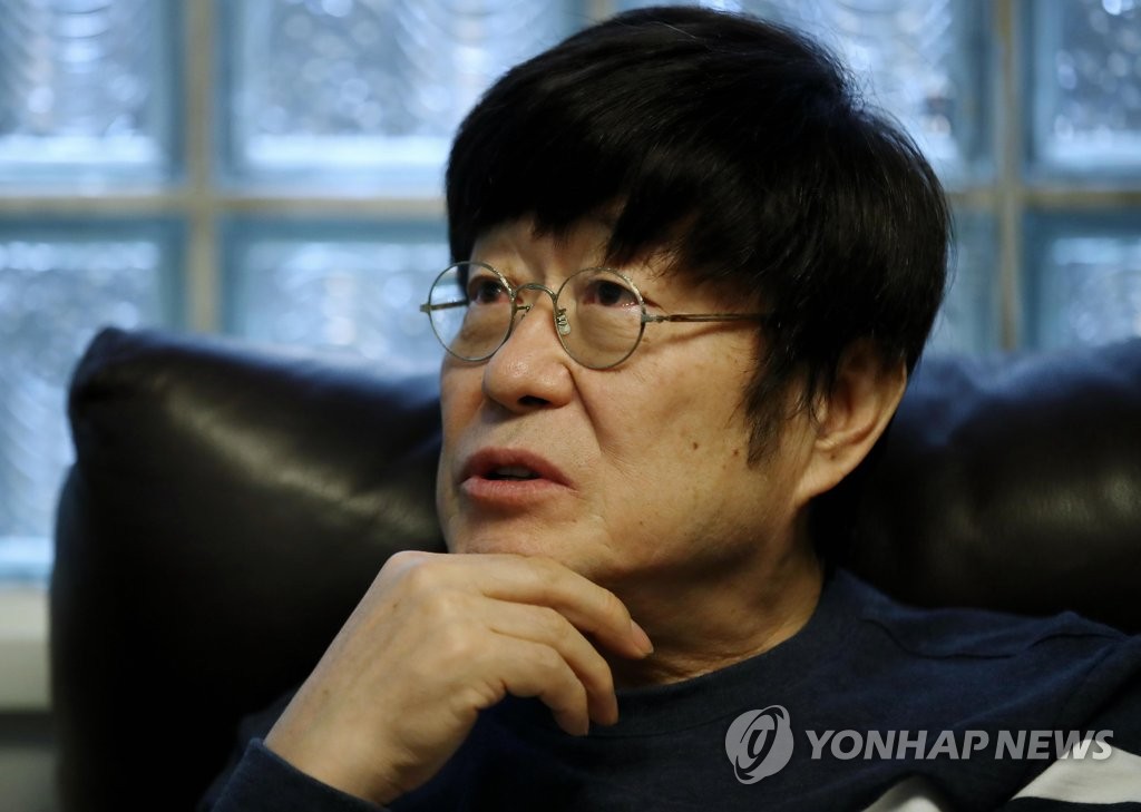 인터뷰 하는 김창완