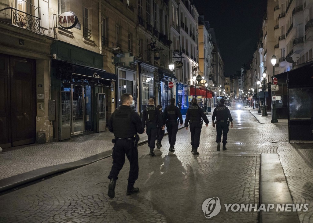 야간 통금 발효된 파리 시내 순찰하는 경찰관들