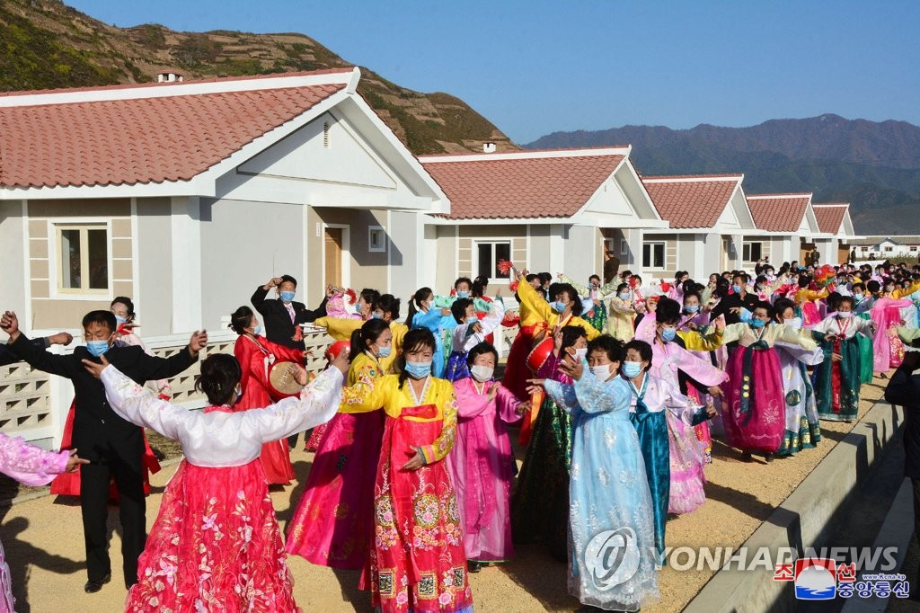 북한, 태풍 피해 복구 마친 함남 홍원군서 새집들이 행사