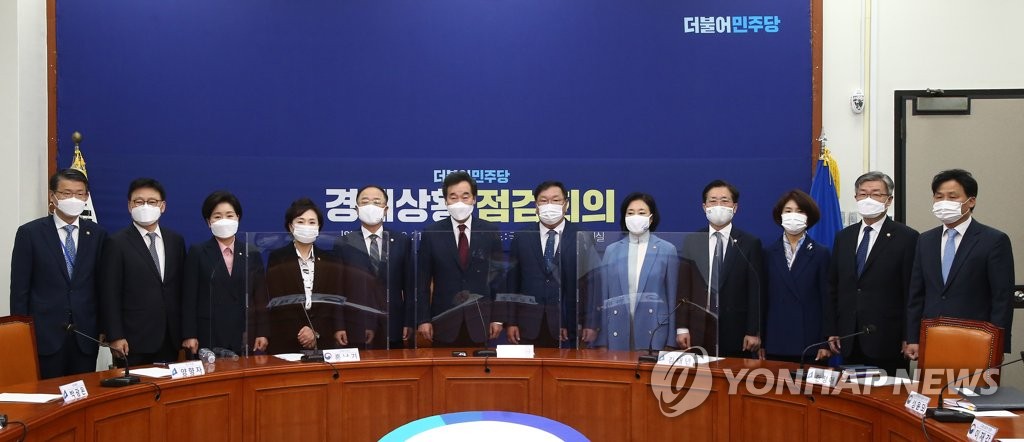 기념촬영하는 민주당 이낙연 대표와 김태년 원내대표