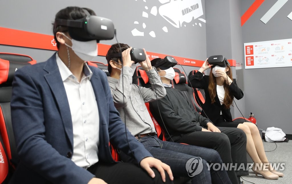 재난안전체험관 개관, VR 체험해보는 참석자들