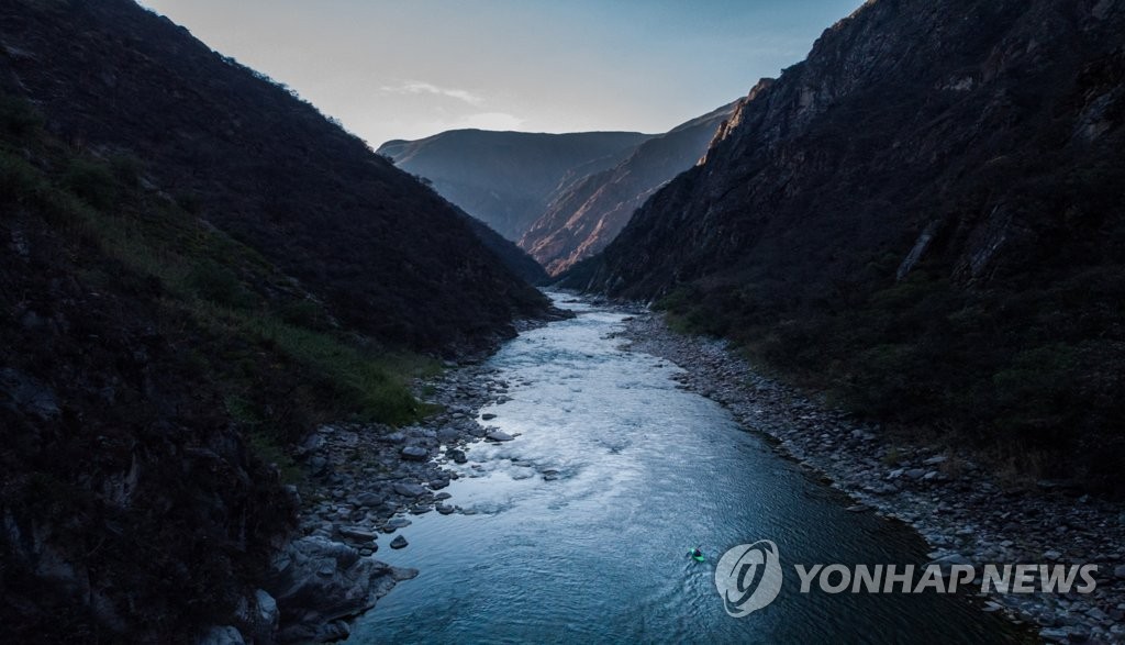 A still image from "Apurimac, The River's Call," a documentary on extreme kayaking, part of this year's selection of the Ulju Mountain Film Festival (UMFF), a nature and adventure themed international film festival in South Korea. Photo provided by UMFF. (PHOTO NOT FOR SALE) (Yonhap)