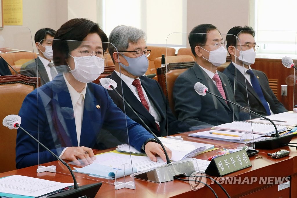 Justice Minister Choo Mi-ae (L) speaks during an annual parliamentary audit of her office at the National Assembly in Seoul on Oct. 26, 2020. (Yonhap)