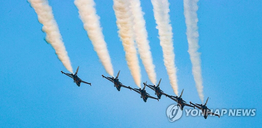 비행하는 블랙이글스