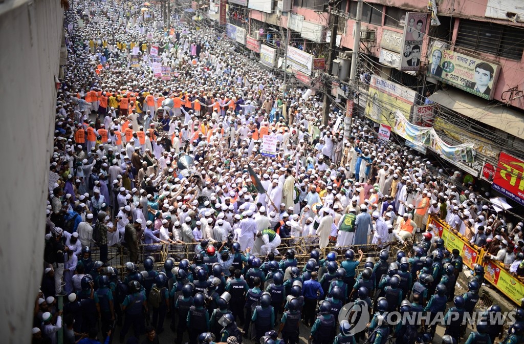 경찰과 대치하는 방글라데시의 반(反) 프랑스 시위대