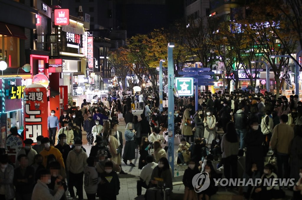 ハロウィーンを迎えた３１日の夜、ソウルの繁華街、弘大には多くの若者が集まった＝３１日、ソウル（聯合ニュース）