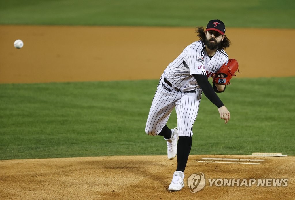 Casey Kelly of the LG Twins pitches against the Kiwoom Heroes in a Korea Baseball Organization Wild Card game at Jamsil Baseball Stadium in Seoul on Nov. 2, 2020. (Yonhap)