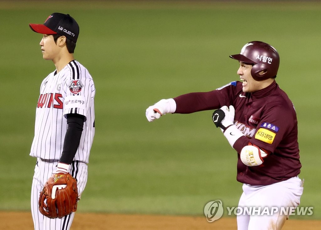 Park Dong-won of the Kiwoom Heroes (R) celebrates his RBI single against the LG Twins in the top of the 13th inning of a Korea Baseball Organization Wild Card game at Jamsil Baseball Stadium in Seoul on Nov. 2, 2020. (Yonhap)