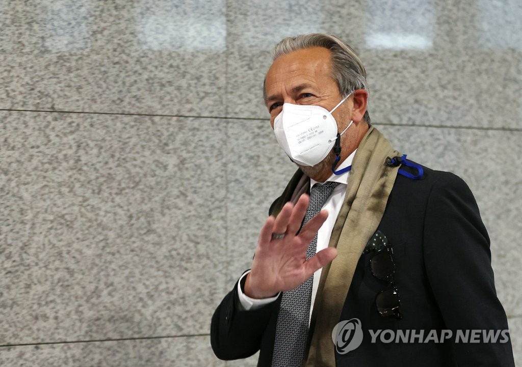손인사 하는 마시모 아파로 사무차장