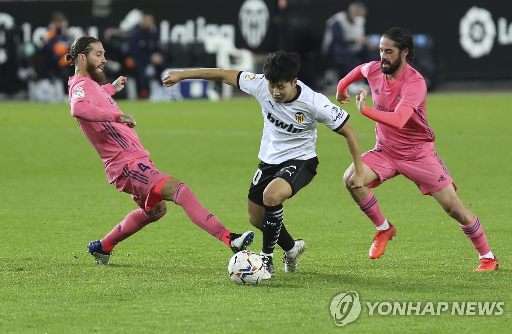 레알 마드리드전서 볼 컨트롤하는 발렌시아 이강인